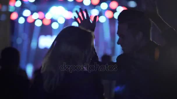 Счастливые мужские танцы, размахивание руками и съемки концерта на смартфоне в ночном клубе — стоковое видео