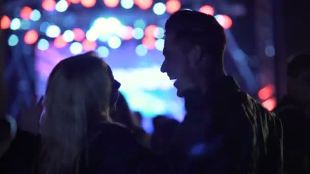 Pareja sonriente bailando y hablando en concierto, gente disfrutando de la música en el club — Vídeos de Stock