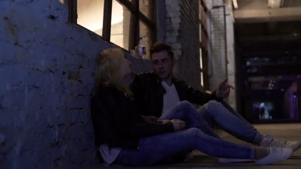 Νεαρό ζευγάρι κάθεται στο πάτωμα, μιλάμε για προβλήματα και αγκαλιάζει, υποστήριξη — Αρχείο Βίντεο