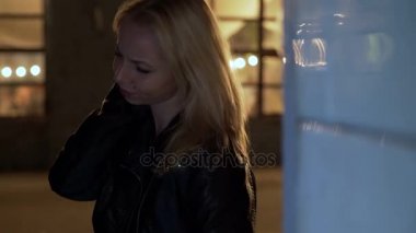 Gece kulübü duran ve baş ağrısı, acı sorunlu kadın sarhoş kadın