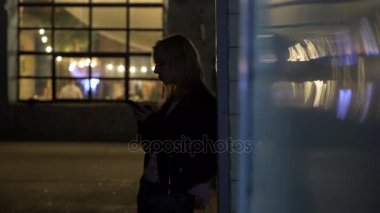 Gece kulübü yakınındaki sokak üzerinde duran ve taksi, gece hayatı arama yalnız kız