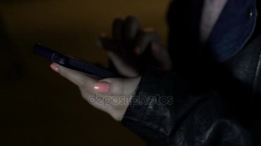 Üzgün kadın arayan anne sorunları, depresyon, yalnızlık hakkında konuşmak