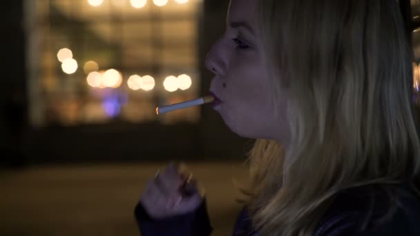 Deprimerad kvinna röka och tänkande om uppbrottet, problem, ohälsosam livsstil — Stockvideo