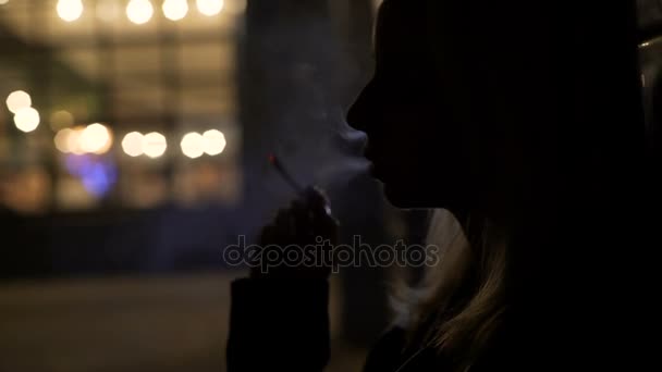 Siluett av ledsen kvinna röka utanför nattklubb, dåliga vanor, depression — Stockvideo