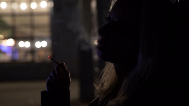 Açık havada, ilişki sorunları, depresyon, kötü alışkanlık sigara kadın siluet — Stok video