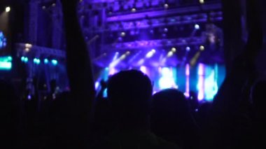 Alkış ve telefon konserde video çekimi çok insan siluetleri