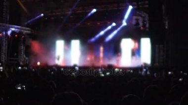 Sahne Alanı'nda Konser Salonu'nda, sallama elleriyle siluetleri inanılmaz ışık gösterisi