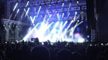 Fantastik rock yıldız performansı üzerinde seyreden kalabalık sahne aydınlatılmış
