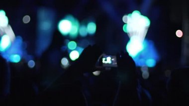 Pop şarkıcısı performans Konser Salonu'nda, seyirci gölgeler video çekimi kişi