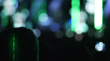 Yaratıcı aydınlatma efektleri siluetleri insan konser izliyor gösterisi,