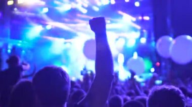 Atlama ve konserde, kalabalık uçan büyük balonlar applauding heyecanlı hayranları