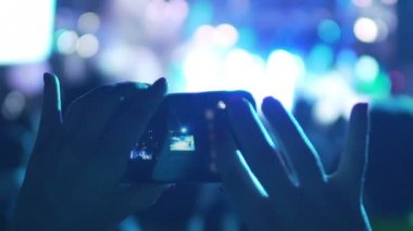 Anılar kaydetmek için Gadget'ı kullanarak telefon konserde, fotoğraf çekimi erkek eller
