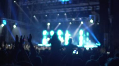Eller havada, mutlu fanlar müzik konser zevk alkışlar çok heyecanlı insan