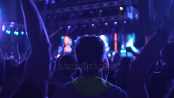 Muchas personas aplaudiendo a cantante popular en concierto, público disfrutando de espectáculo de música — Vídeos de Stock