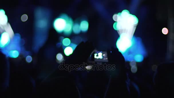 Personne filmant la vidéo de la performance du chanteur pop à la salle de concert, les ombres du public — Video