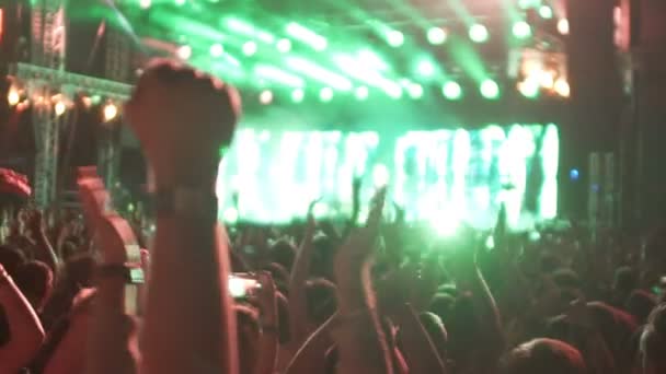 Manos de numerosas personas saltando en euforia, disfrutando de espectáculo increíble, concierto — Vídeo de stock