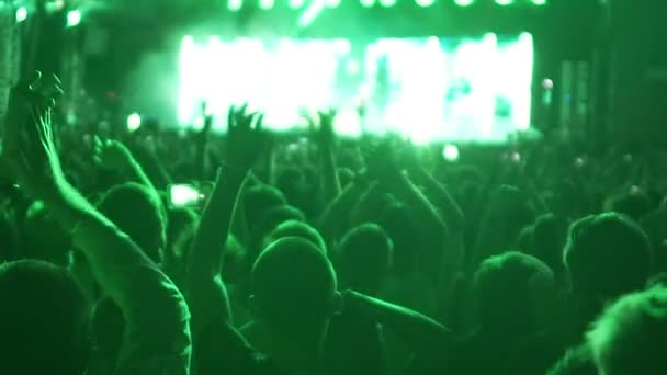 Grote menigte van gelukkige jonge mensen dansen en springen naar muziek op cool concert — Stockvideo