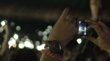 Smartphone, filme kalabalıkta kadın inanılmaz olayın video tutan eller