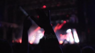 Sallanan eller havada, iyi müzik ve ışık gösterisi Konser Salonu'nda zevk insanlar