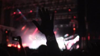 Popüler grubu coşku bir performans, el sallayarak kalabalığın siluetleri