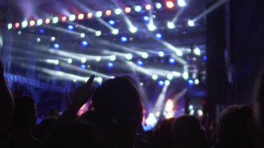 Mutlu insanlar müziği konserinde eller havada sallayarak siluetleri