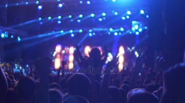 Yetenek gösterisi, şarkı yarışması finale performans destekleyen genç insan kalabalığı