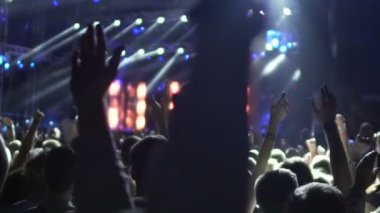 Eller yükselterek ve serin bant, yavaş hareket applauding rock konser izleyici