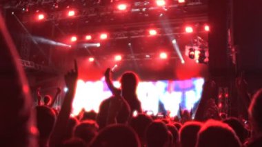 Sahne Alanı'nda el sallayarak müzik, hareket izleyici siluetleri yanıp sönen ışıklar