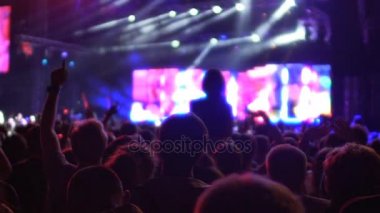 Müzik keyfi ellerini sallayarak kalabalık sahnede, mutlu insanlar izlerken gösterinin