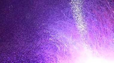 Lots-in kağıt flamalar ve festival geçit töreninde atılmış havada uçan konfeti