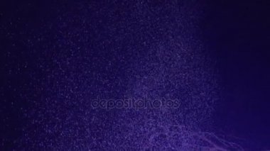 Fantastik atmosfer konserde yukarıda uçan kağıt flamalar insanlar heyecanlı.