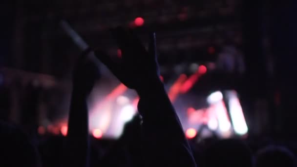 Menschen winken Hände in die Luft, genießen gute Musik und Lightshow im Konzertsaal — Stockvideo