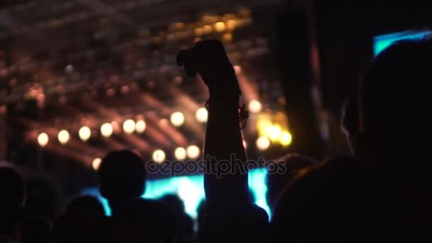 Multidão reunida na sala de concertos, pessoas esperando o cantor para começar a performance — Vídeo de Stock