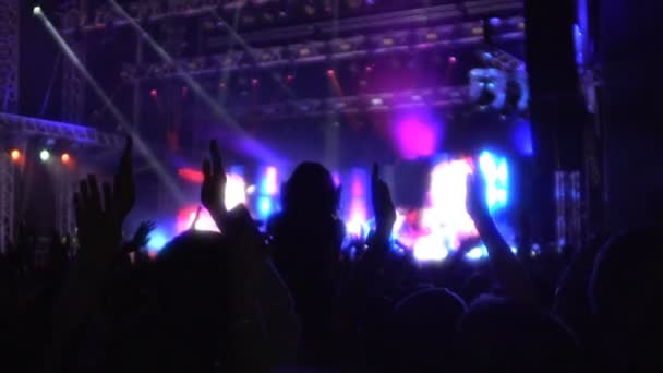 Mensen klappen handen samen bij concert genieten van Toon van favoriete performer — Stockvideo