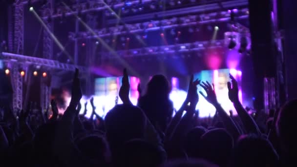 Lidé tleskají do kapely, úžasná atmosféra na hudební a světelnou show — Stock video