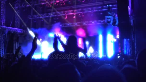 Beleuchtung blinkt auf der Bühne, Silhouetten des Publikums genießen Rockkonzert — Stockvideo