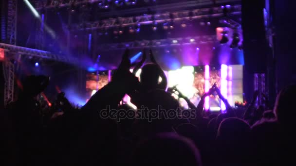 Shadows of happy people applauding to singer at concert, audience silhouettes — Stock Video