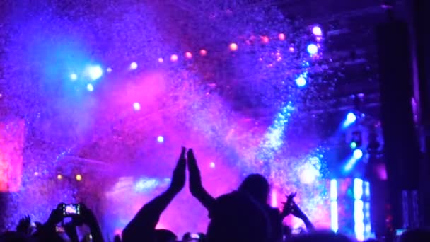 Stíny publikum tleská na fantastickou show, barevné konfety ve vzduchu — Stock video
