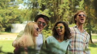 Dört birlikte dans, yüksek sesle açık hava festivali şarkı arkadaşlarım