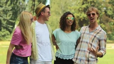 Sarılma, gülüyor, güzel zamanlar recollecting, konuşmaya sınıf