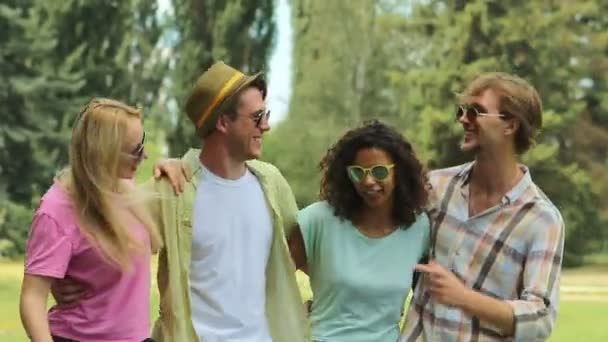 Vier junge Leute tanzen bei Musikfestival von Seite zu Seite und singen mit — Stockvideo
