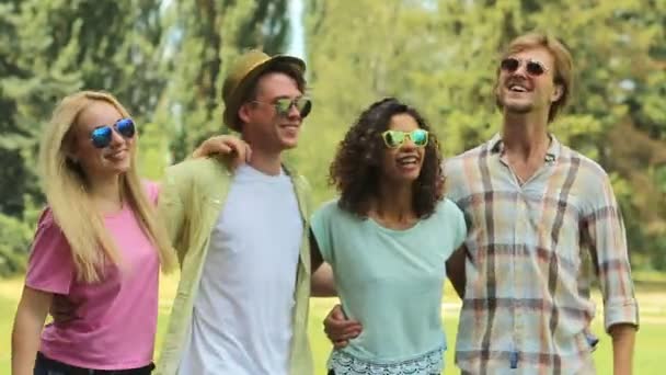 Grupo de amigos pasándolo bien, cantando canción a guitarra en fiesta al aire libre — Vídeos de Stock