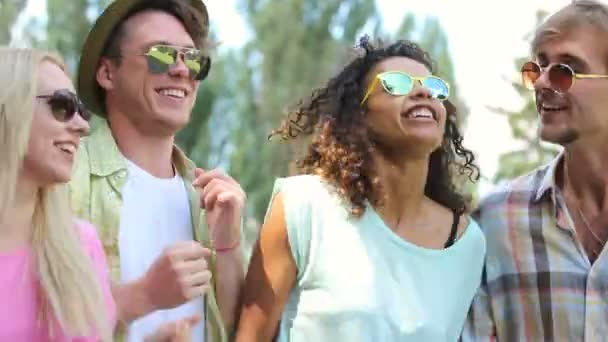 Jonge paren genieten van hun tijd op music festival, zingen, dansen samen — Stockvideo