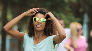 Dans, kamera, arka plan, kalabalık önünde şarkı biracial kadın sanatçı