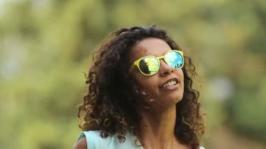 İyi vakit geçiriyor, şarkıda dans ve boyunca şarkı şirin biracial kadın