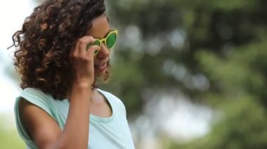 Genç çok ırklı erkek biri, onun güneş gözlüğü kapalı, flört almak için dans