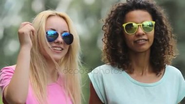 İki genç kadın yan yana onların kalça sallanan süre dans hamle yapmak