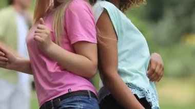 Genç güzel kadın dans geri, kalça ile dokunmadan başına birkaç