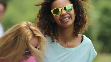 Dans yapma konserde, atlama iki genç güzel kadın yan yana taşır