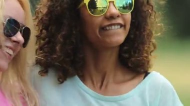 İki güzel genç bayanlar arka arkaya dans açık partide eğleniyor